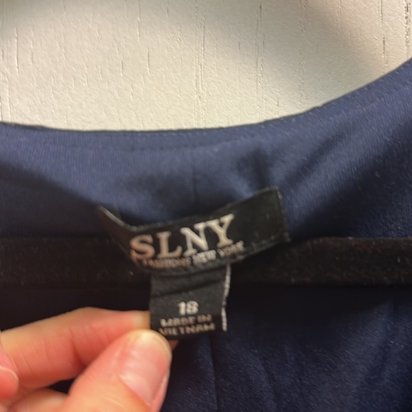 SLNY Dress Sheath Tiered Metallic V-Neck NWT. Size 18. - Picture 7 of 11